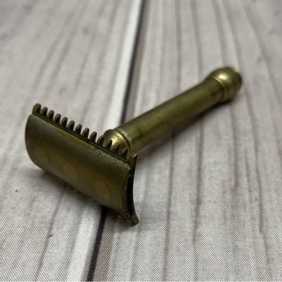 Vintage Gillette Goldtone Double Edge Safety Razor - Picture 2 of 7